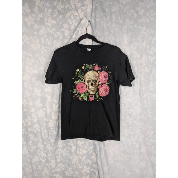 Distressed Skull / Roses T Shirt Size Small - Picture 1 of 6